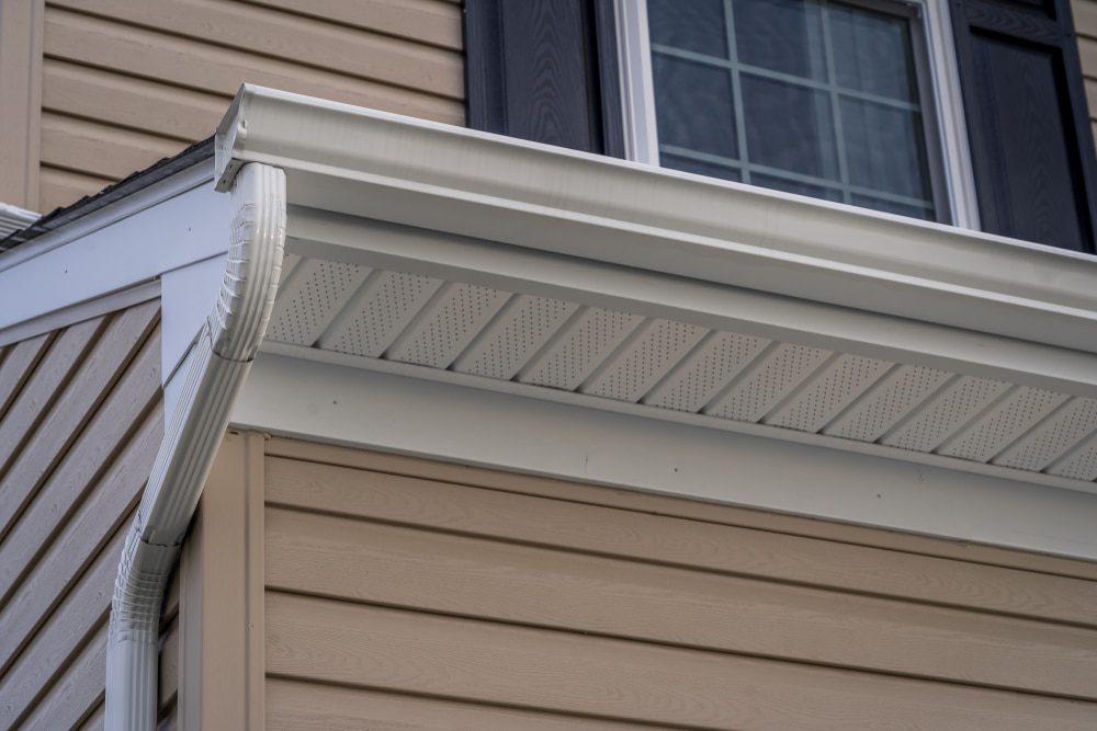 Drip edge and gutter correctly fitted below a roofline